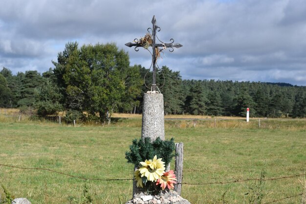 Zdjęcie widok krzyża na cmentarzu na chmurowym niebie