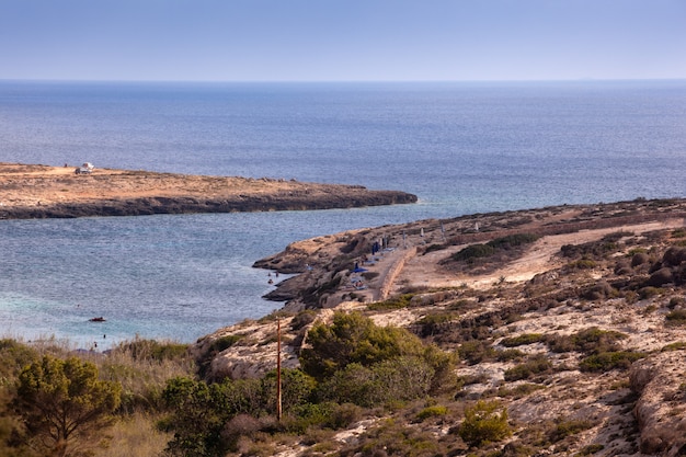 Widok Lampedusa plaża w sezonie letnim