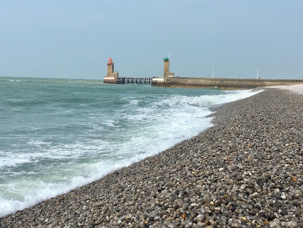 Zdjęcie widok latarni morskiej na plaży