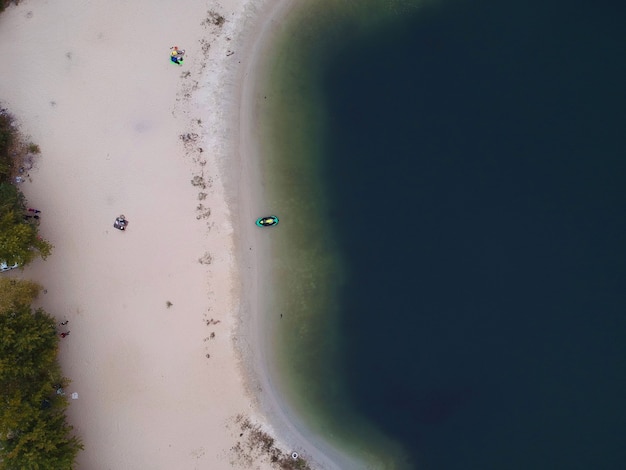 Widok latem z lotu ptaka na pustą plażę jeziora. Zdjęcie drona.