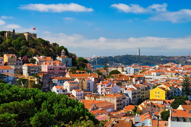 Widok lizbony z punktu widzenia miradouro dos barros z chmurami lizbona portugalia