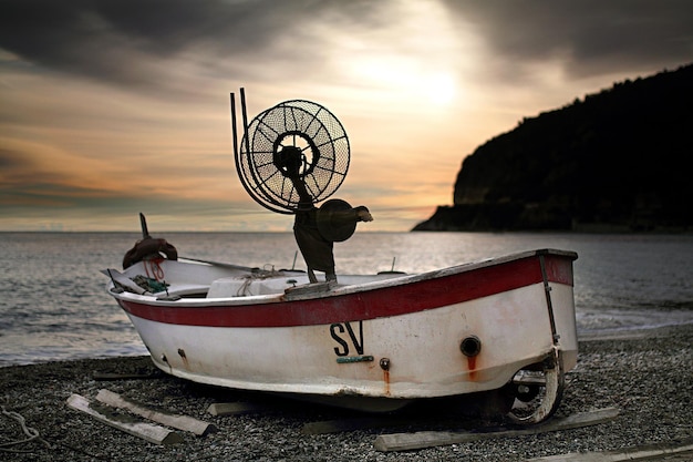 Zdjęcie widok łodzi na plaży