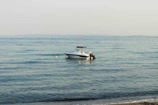Widok łodzi na wodach Morza Śródziemnego wieczorem