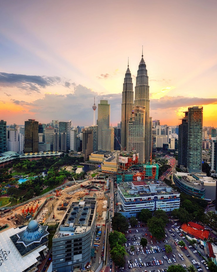Zdjęcie widok lotniczy petronas towers o zachodzie słońca