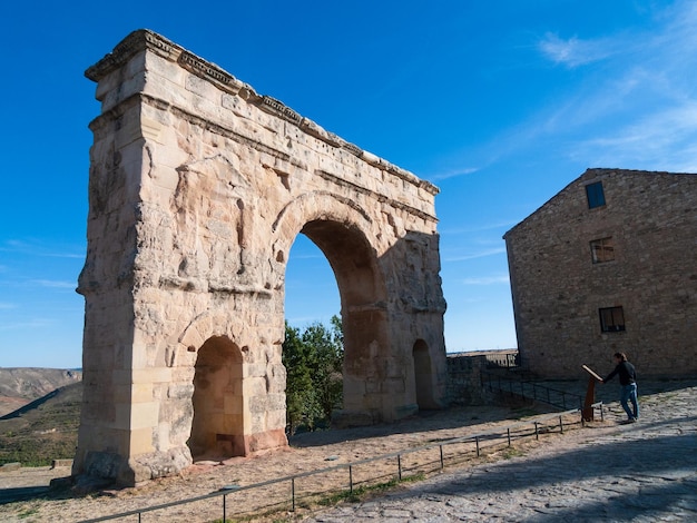 Widok łuku rzymskiego w historycznym centrum Medinaceli Soria Castilla y Leon Hiszpania