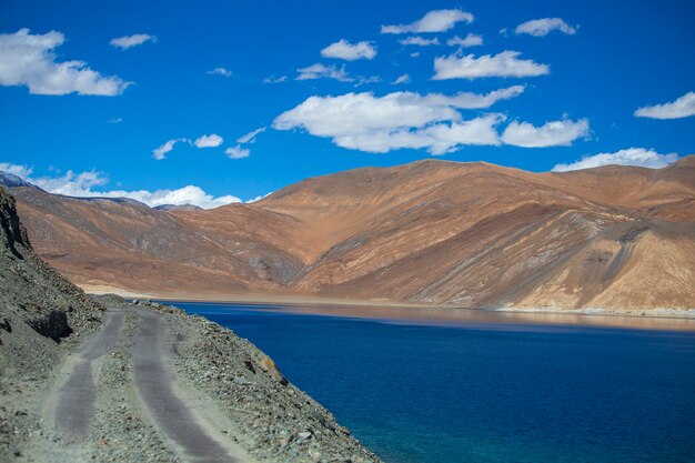 Widok majestatycznych Gór Skalistych na tle błękitnego nieba i jeziora Pangong w indyjskich Himalajach, regionie Ladakh, Dżammu i Kaszmirze w Indiach. Koncepcja przyrody i podróży