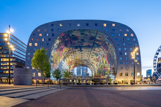 Zdjęcie widok markthal przy nocą w rotterdam mieście