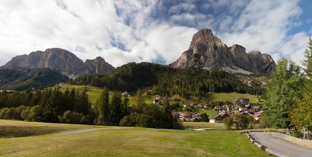 Widok Massiccio Sassongher w Val Badia z Corvary. Dolomity