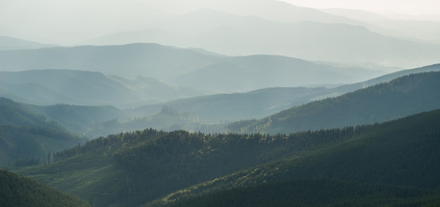 Widok mgliste mgieł góry w jesieni