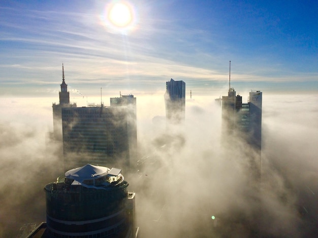 Zdjęcie widok mgły z budynku