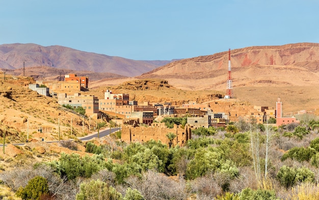 Widok miasta Boumalne Dades w pobliżu wąwozów Dades, Maroko
