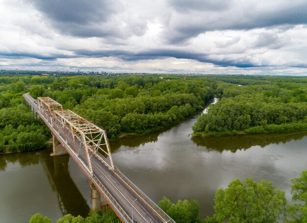 Widok miasta Czernihów z mostem i rzeką Ukraina