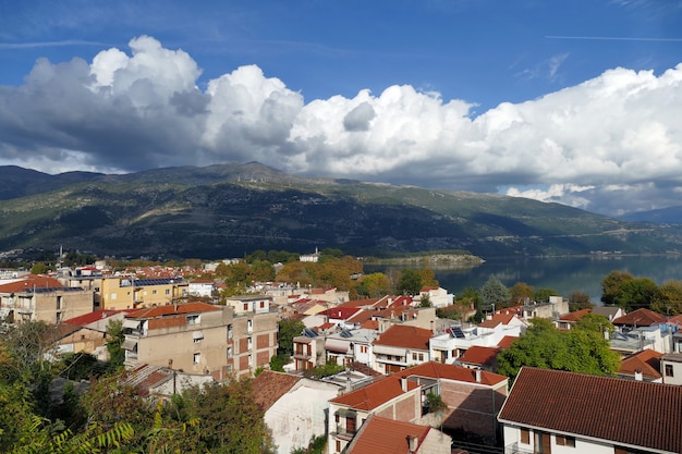 Widok miasta Ioannina w Grecji i jeziora Pamvotida