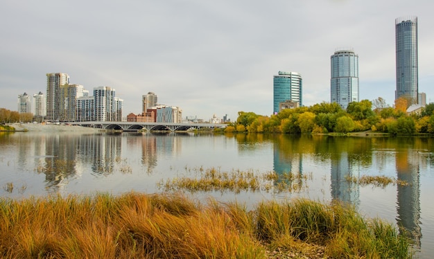 Widok miasta minneapolis od rzeki