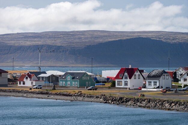 Widok miasta Patreksfjordur w zachodnim fiordzie w okresie letnim