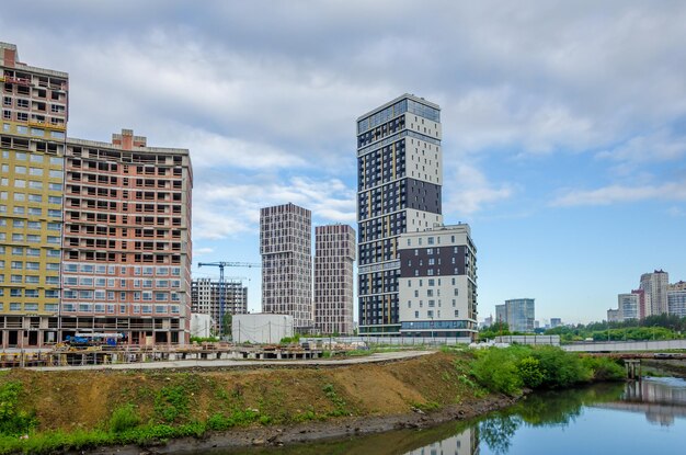 Widok miasta Rotterdam od rzeki