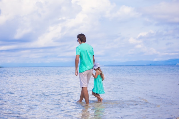 Widok młodego ojca i jego małej dziewczynki, spacery nad morzem z tyłu