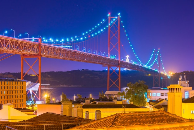 Widok mostu 25 kwietnia (Ponte 25 de Abril) nocą, Lizbona, Portugalia