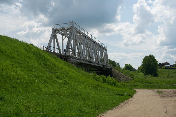 Zdjęcie widok mostu nad drogą na tle nieba