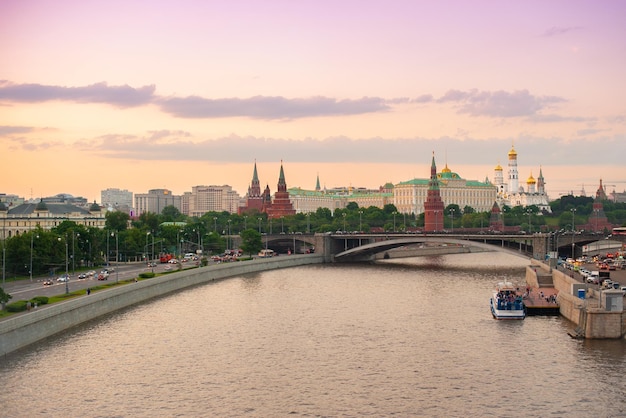 Widok mostu nad rzeką na budynki