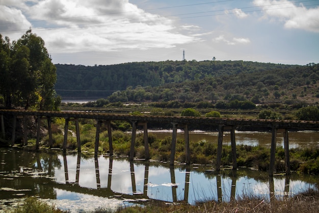 Widok mostu rury transportowej wody w regionie Portimao, Portugalia.