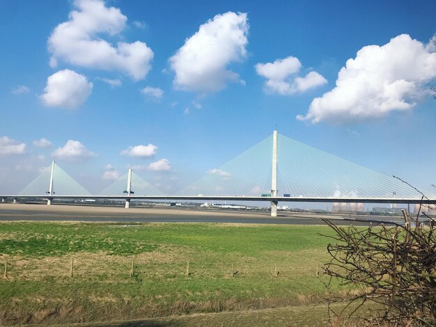 Zdjęcie widok mostu wiszącego na chmurnym niebie