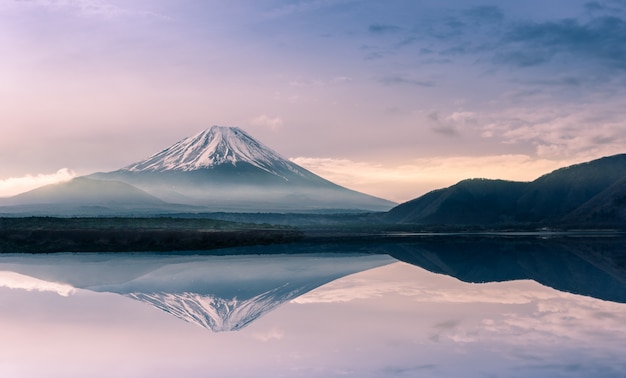 Widok Mt Fuji przy wschodem słońca f