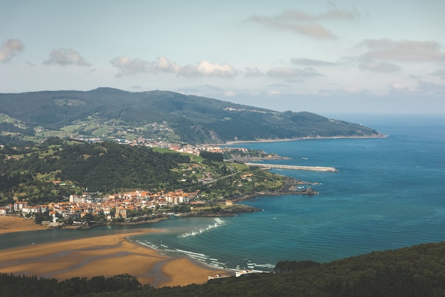 Widok Mundaka i Bermeo w ujściu rzeki Urdaibai w Bizkaia, Kraj Basków.