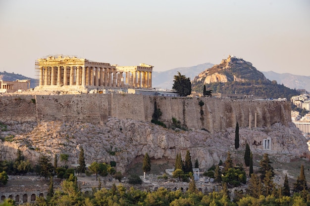 Widok na Akropol ze wzgórza Philipappos o zachodzie słońca, Grecja