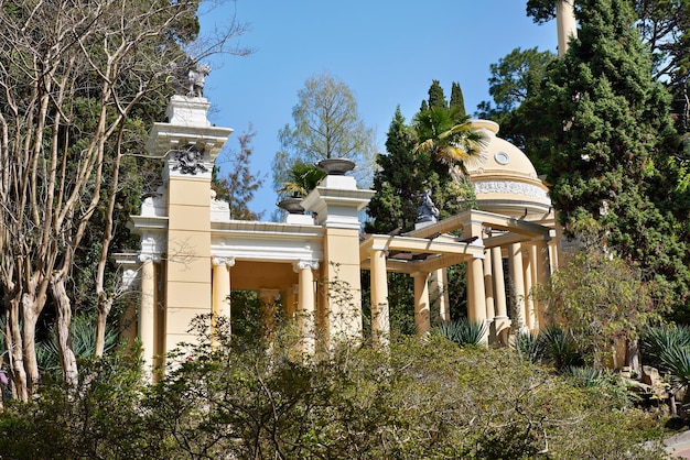 Widok na altanę mauretańską w Soczi Arboretum