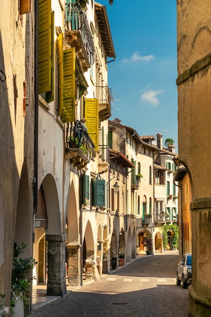 Widok na arkady starożytnej wioski Asolo latem Treviso Italy