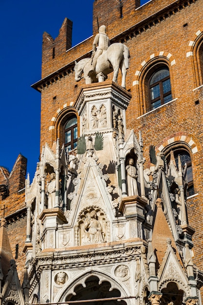 Widok na Arkę Cansignorio z monumentalnego grobowca rodziny Scala w Weronie, Włochy