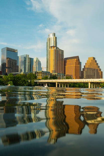 Widok na Austin w Teksasie w śródmieściu USA. Odbicie w wodzie.
