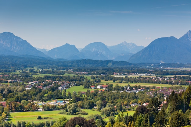 Zdjęcie widok na austriackie alpy w pobliżu salzburga. krajobraz gór