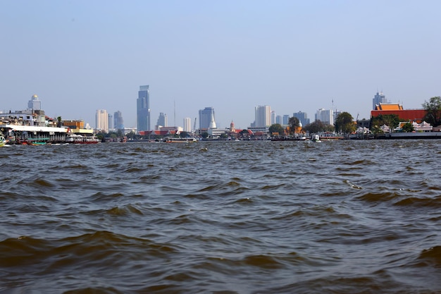 Widok na Bangkok z łodzi na rzece