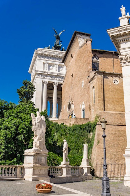 Widok na Bazylikę Santa Maria in Ara coeli i Ołtarz Ojczyzny z placu Campidoglio w Rzymie, Włochy