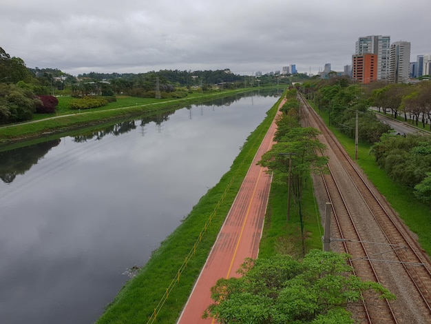 Widok na brzeg rzeki Pinheiros i ścieżki rowerowe.