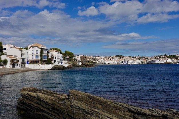 Widok na Cadaques w Hiszpanii