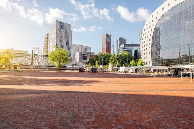 Widok Na Centralny Plac I Halę Targową Rano W Rotterdamie