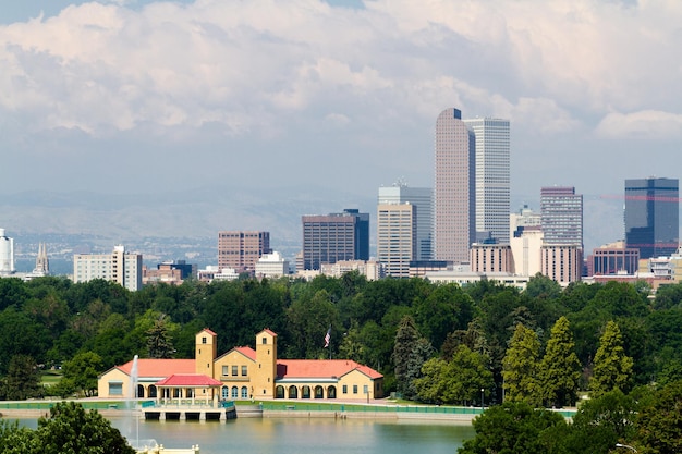 Widok na centrum Denver z City Park.