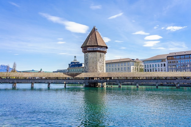 Widok Na Centrum Lucerny Ze Słynnym Mostem Kapellbrücke I Jeziorem Lucerna