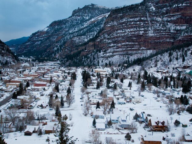 Widok na centrum Ouray w zimie.