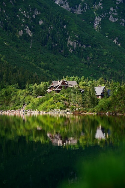 Widok na chatę w górach z zielonym lasem Dom dla turystów w Tatrzańskim Parku Narodowym w pobliżu Morskiego Oka lub jeziora Morskiego Oka Miejsce turystyczne w Polsce