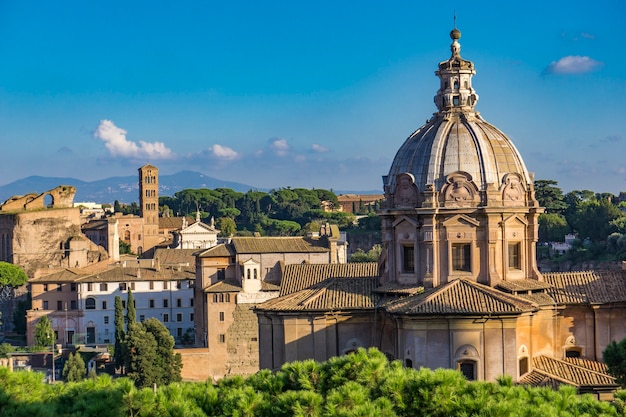 Widok na Chiesa dei Santi Luca e Martina w Rzymie, Włochy