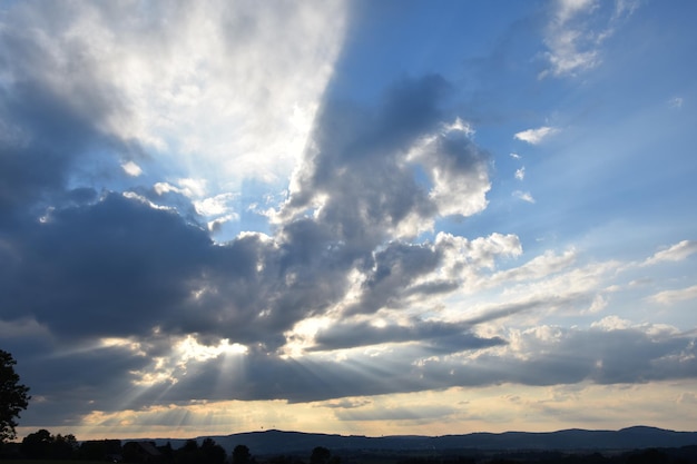 Widok na chmury nad górami