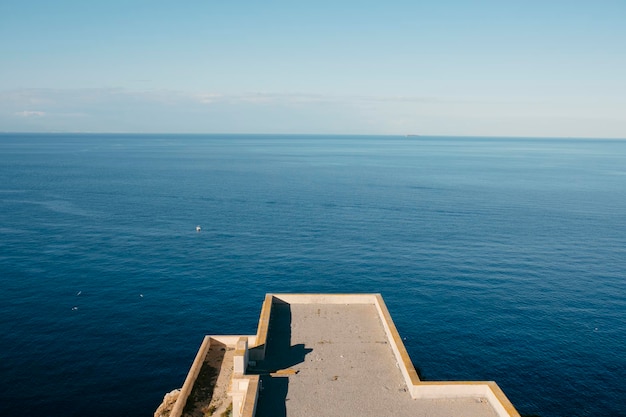 Widok na Cieśninę Gibraltarską z punktu widokowego Syrena w Ceucie Zdjęcie wysokiej jakości