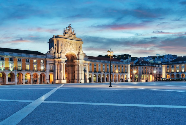 Widok na Commerce Square w Lizbonie o niebieskiej godzinie Praca do Comercio o wschodzie słońca w Portugalii