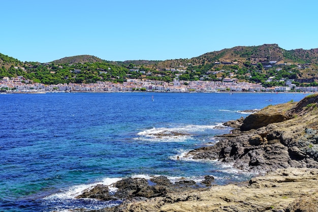 Widok na Costa Brava z górzystym krajobrazem nad morzem w letni dzień Port de la Selva Girona