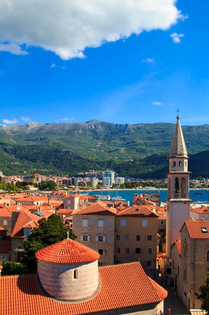 Widok na dachy i zatokę Budva w Czarnogórze w słoneczny letni dzień
