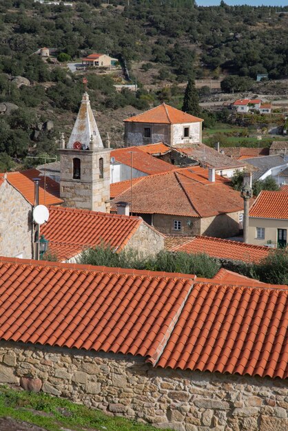 Widok na dachy kościoła i wioski w Castelo Mendo, Portugalia